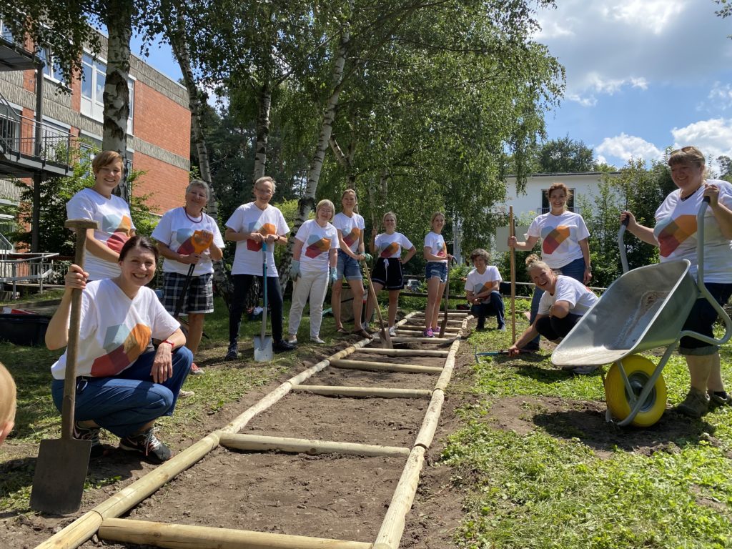 Impression der Aktion: Barfußpfad im Garten der Generationen bauen