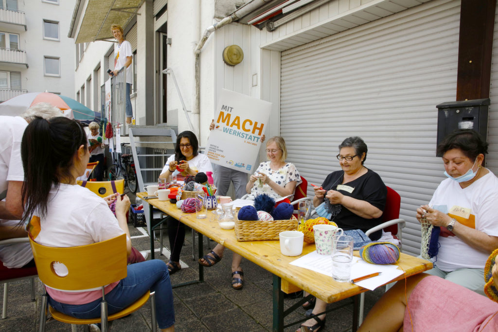 Impression der Aktion: Weniger Plastik – Obst- und Gemüsenetze häkeln bei netten Gesprächen